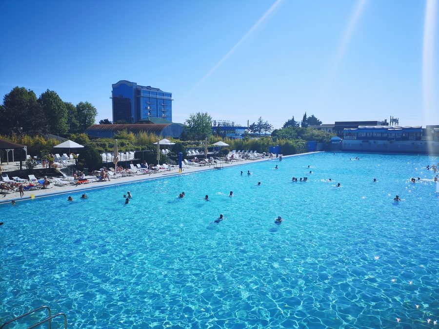 Зеркало воды большого бассейна и корпуса курортного городка — фото 16