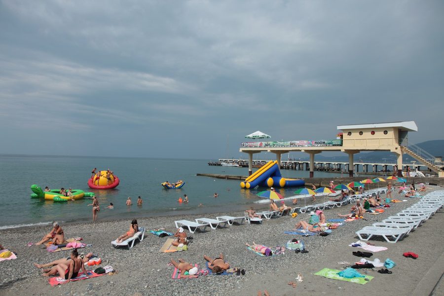 Пирс и водные горки на пляже пансионата «Дельфин»