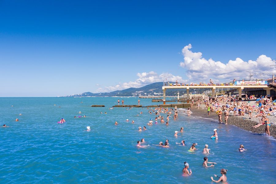 Чистое море и купающиеся гости пансионата — фото 13